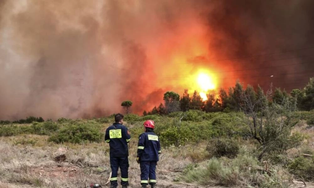 Φωτιά στην Αττική: Σε επαγρύπνηση η Πυροσβεστική για αναζωπυρώσεις